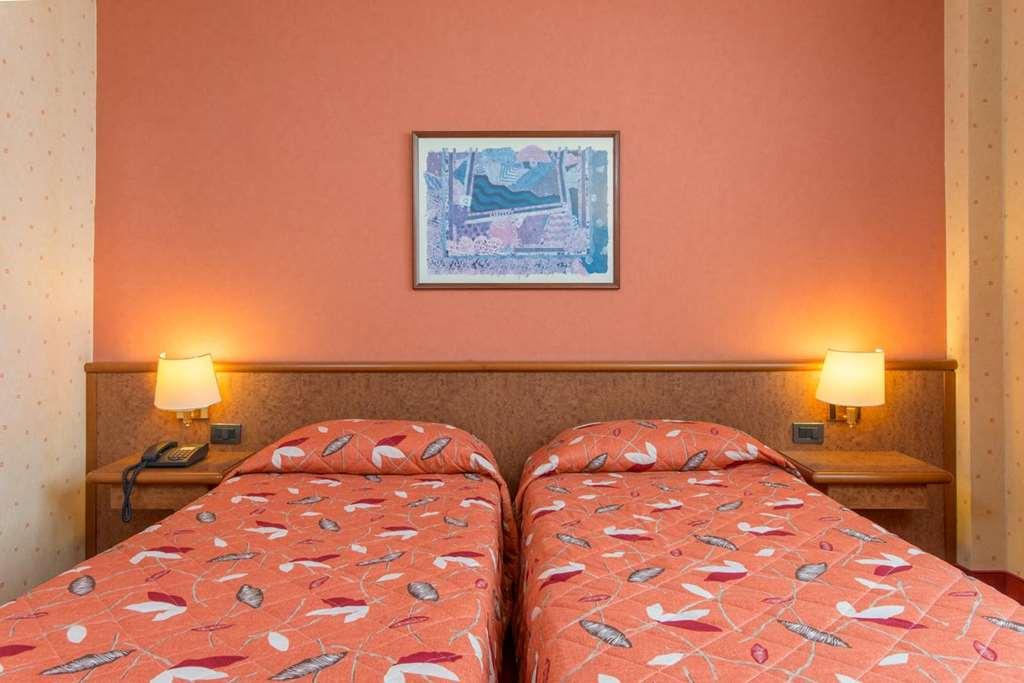 Meditur Hotel Pomezia Szoba fotó