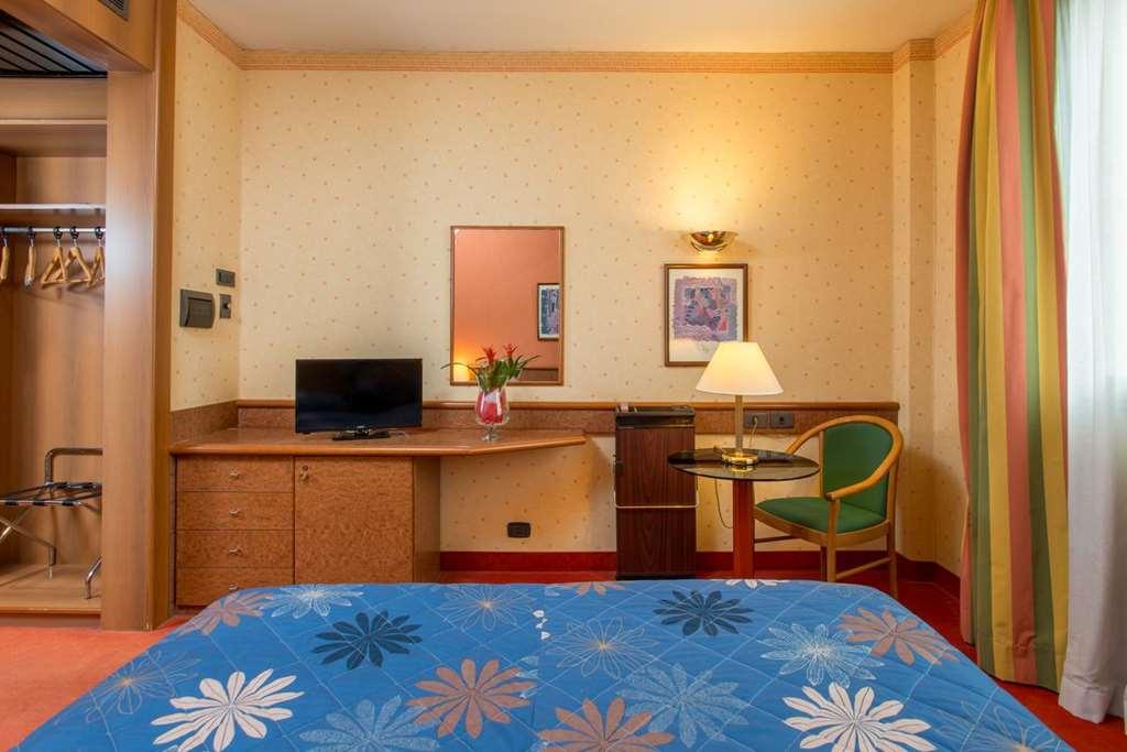 Meditur Hotel Pomezia Szoba fotó