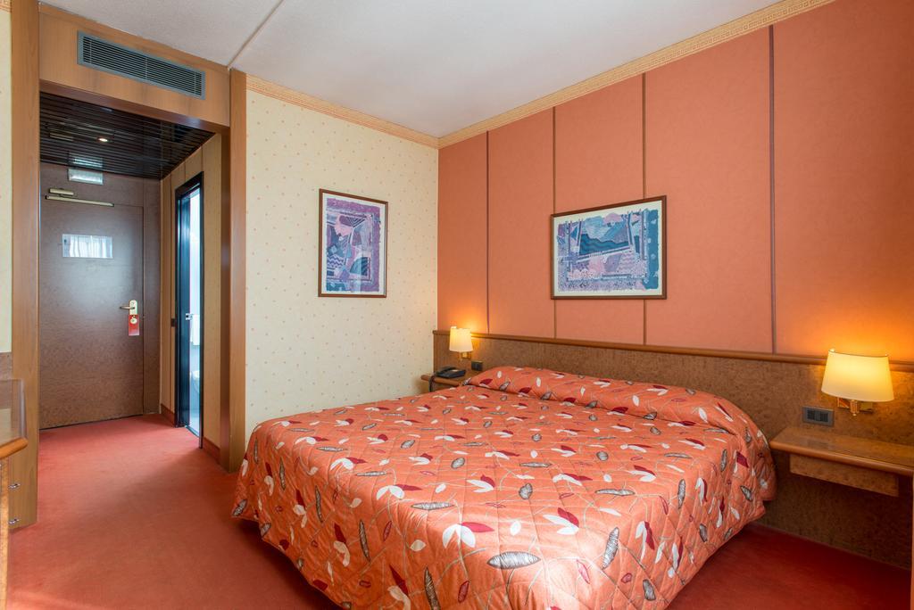 Meditur Hotel Pomezia Kültér fotó